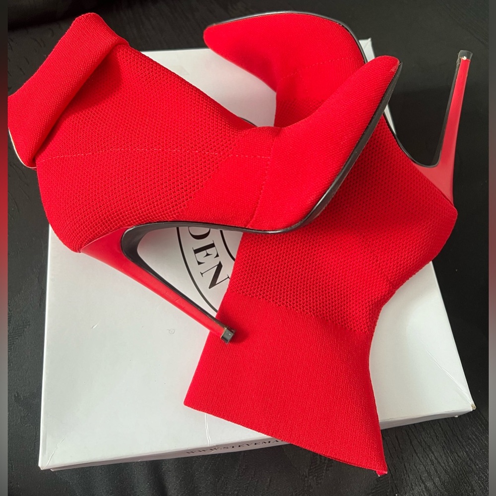 STEVE MADDEN Red Century Knit Sock
Heeled Boots Size 8.5